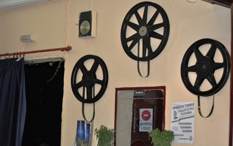 Ανοίγει τις πόρτες του «Ο Ελληνίς» και… «Αποδίπλα»