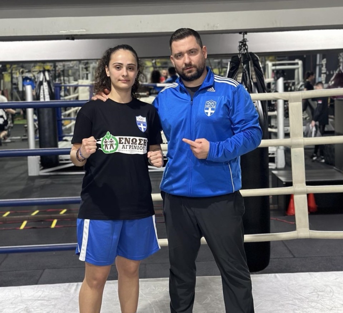 Η Αγρινιώτισσα πρωταθλήτρια «πετάει» για το παγκόσμιο πυγμαχίας με τη φανέλα της Ένωσης Αγρινίου.
