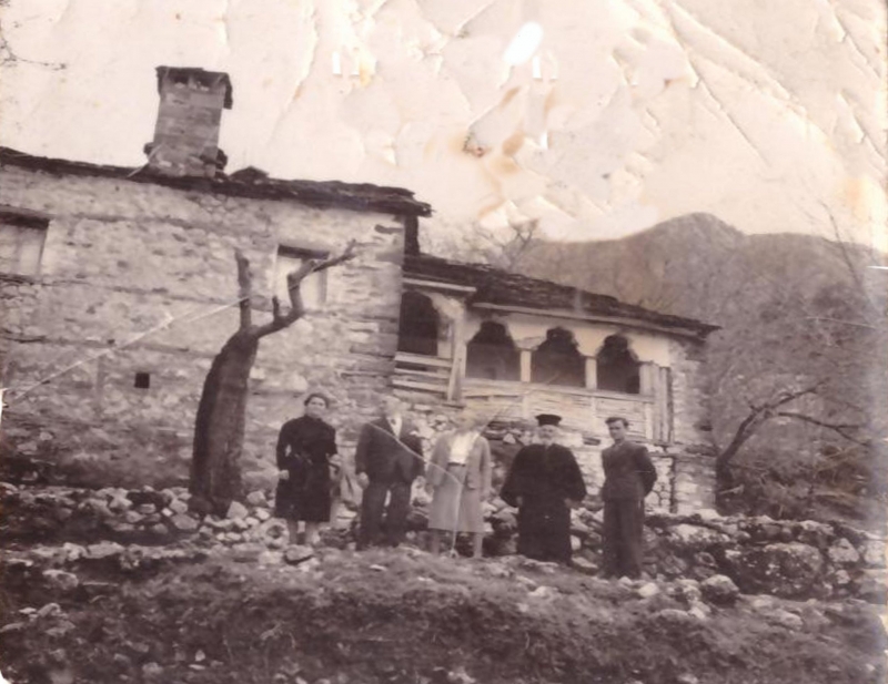 Το πατρικό σπίτι του γλύπτη Θεόδωρου Παπαδημητρίου στον Άγιο Βλάση στην περίοδο του μεσοπολέμου.