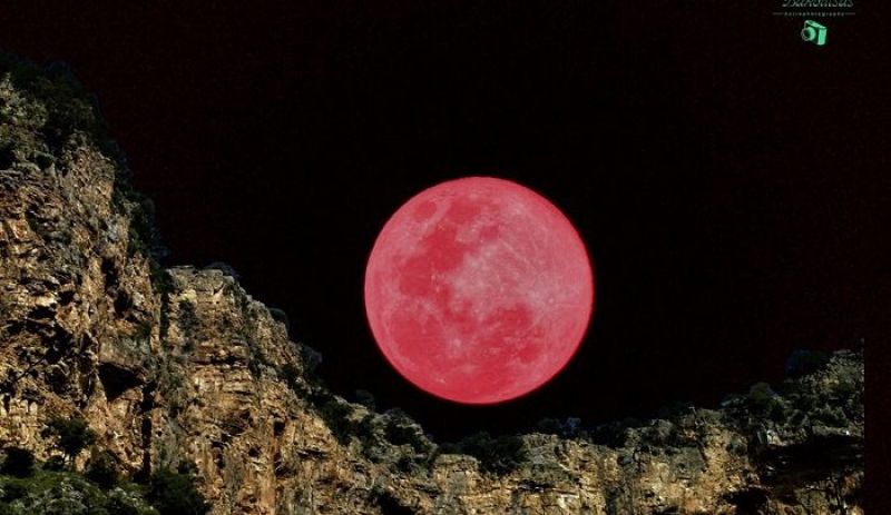 Η «ροζ πανσέληνος» πάνω από το φαράγγι της Κλεισούρας
