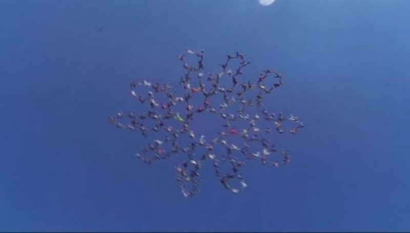 Έσπασαν το ρεκόρ: 164 skydivers στον αέρα (vid)