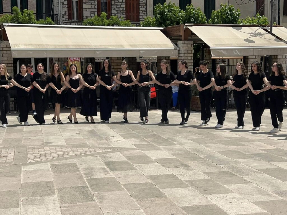 Θέρμο: Εντυπωσίασε η 19η Συνάντηση Παραδοσιακών Χορευτικών Μαθητικών Ομίλων (φωτο)