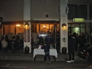 Πατείς με πατώ στα εγκαίνια του ουζερί - μεζεδοπωλείου &quot;Καπηλειό&quot; με ζωντανή μουσική και εκλεκτούς μεζέδες !!!