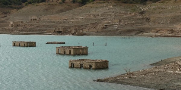«Στεγνώνουν» Μόρνος και Υλίκη παρά τις βροχές, σοκαριστικά πλάνα drones
