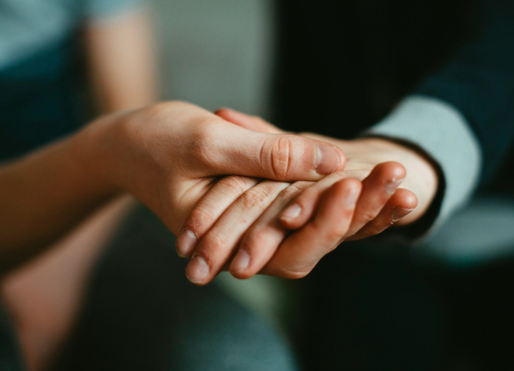 Έρχεται νέο πρόγραμμα «Φροντιστής της Γειτονιάς» με voucher 500-550 ευρώ