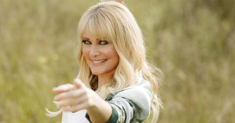 «Παραδόθηκα σε σένα»: Κυκλοφόρησε η νέα επιτυχία της Νατάσας Θεοδωρίδου