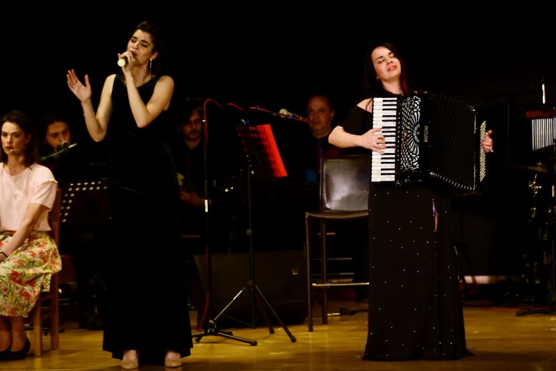 «Έτσι είναι η Ζωή», με τη Ζωή Τηγανούρια στο κατάμεστο Δημοτικό Θέατρο Καλλιθεας