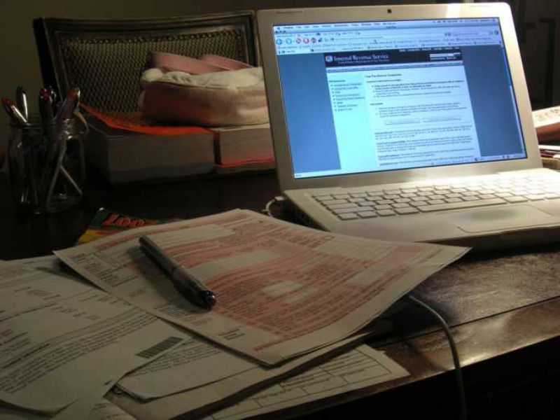 Φόροι και εισφορές «τρώνε» το 60% του εισοδήματος