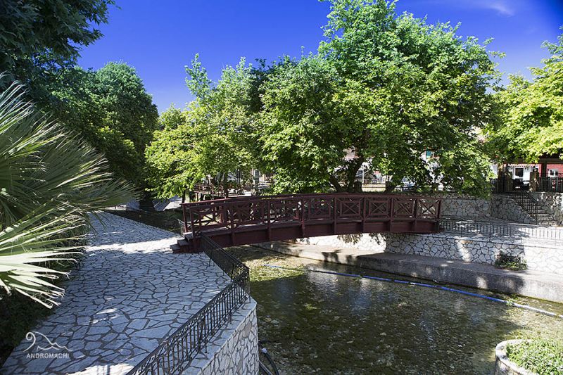 Μοναστηράκι: στα αιωνόβια πλατάνια, τις νεροτριβές και σ’ έναν από τους ψηλότερους καταρράκτες στην Ελλάδα