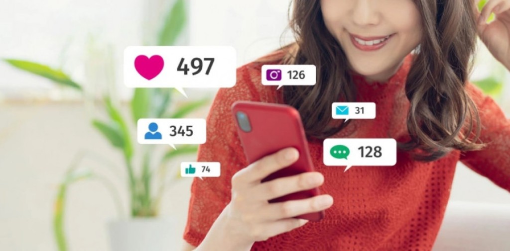 Πώς λέγονται οι «influencers» στα ελληνικά; Ο Μπαμπινιώτης δίνει την απάντηση