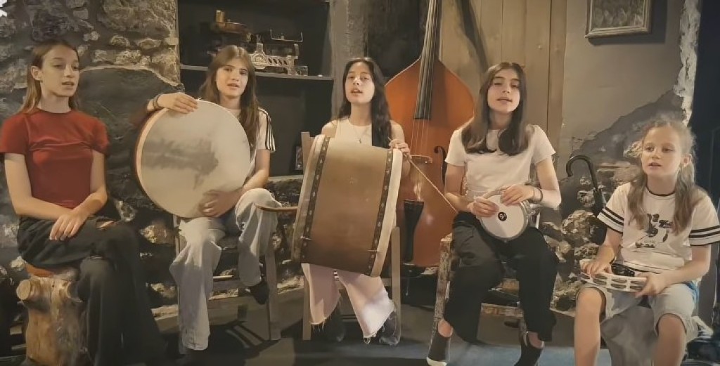 Από τη Σταμνά με αγάπη για την παράδοση: «Απάνω στην τριανταφυλλιά» από αγγελικές φωνές