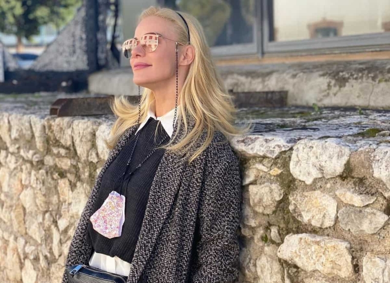 Η Ζέτα Μακρυπούλια με το νέο trend στις μάσκες προστασίας