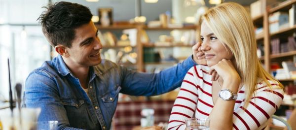 Negging: Η «τρομακτική» μέθοδος για να ξελογιάσετε κάποιον - Ξέρετε πώς λειτουργεί;