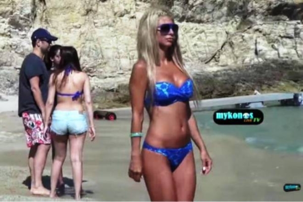 Ψυχολόγος με... καυτό μπικίνι (video)