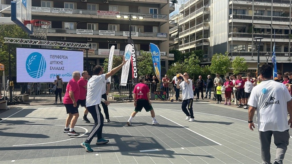 Με δυνατούς συμπαίκτες εμφανίστηκε ο περιφερειάρχης για μπάσκετ στο κέντρο του Αγρινίου
