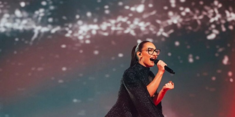 Eurovision 2025: «Η συμμετοχή της Ελλάδας περιγράφει τον άρρηκτο δεσμό των προσφύγων με την πατρίδα τους», γράφει το BBC