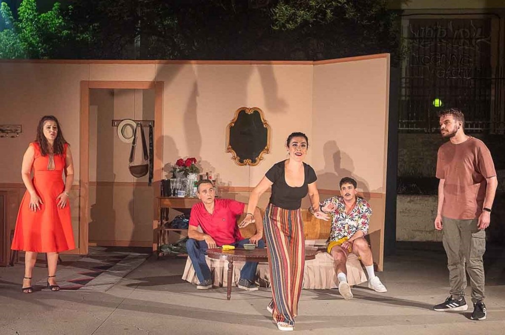 Το Σάββατο 24 Αυγούστου (21:00) η παράσταση «Μια φορά στις 15» του ΔΗΠΕΘΕ Αγρινίου στην πλατεία Λέκκα στην Αμφιλοχία