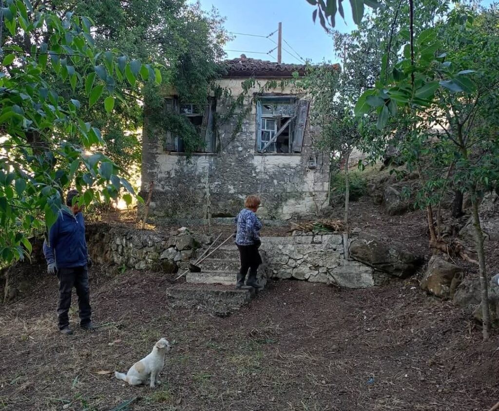 Ανοιξιάτικο Αμφιλοχίας: εθελοντές καθάρισαν γύρω από το παλιό Δημοτικό σχολείο