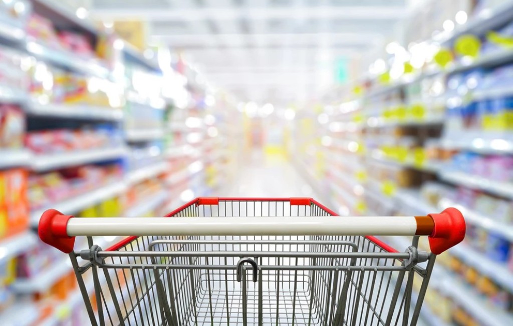 Η ακρίβεια μειώνει την κατανάλωση, αλλά αυξάνει τις δαπάνες – Οι αλλαγές στις αγοραστικές συνήθειες των Ελλήνων