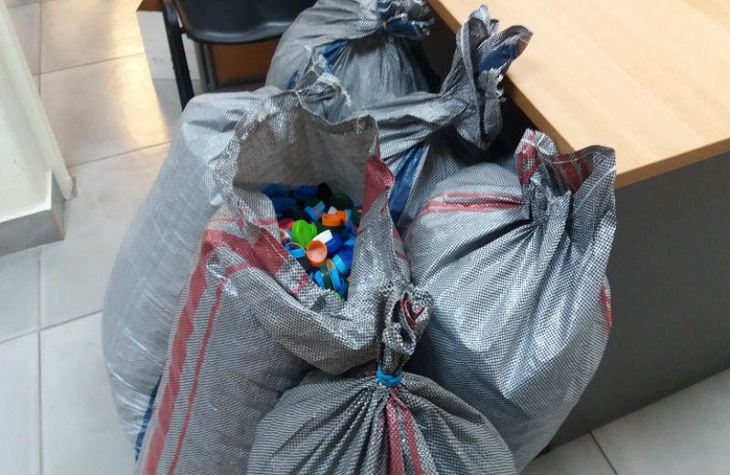 Πλαστικά καπάκια και ανταλλαγή με αμαξίδια: Συνεχίζουν οι εργαζόμενοι της Ένωσης Αγρινίου την προσπάθεια