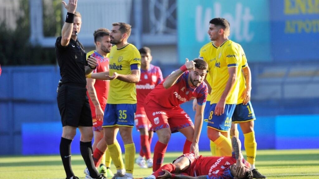 Ο Λανουά δεν βλέπει αποβολή Στάγιτς, συμφωνεί με το πέναλτι και στέλνει στον «πάγκο» τον Τσέτσιλα!