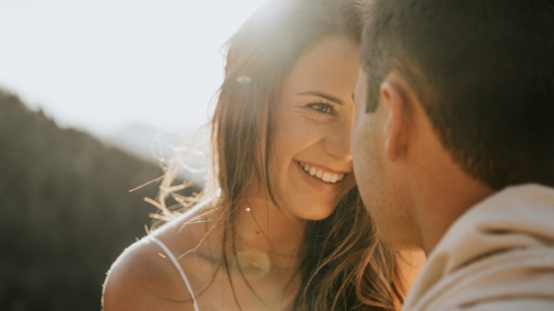 Σε φλερτάρει πραγματικά ή απλά παίζει μαζί σου; 3+1 σημάδια που φανερώνουν ότι σε θέλει