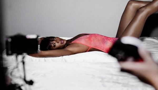 Η Ναόμι Κάμπελ φωτογραφίζεται με εσώρουχα και ξεμυαλίζει ξανά το κοινό της (φωτο)