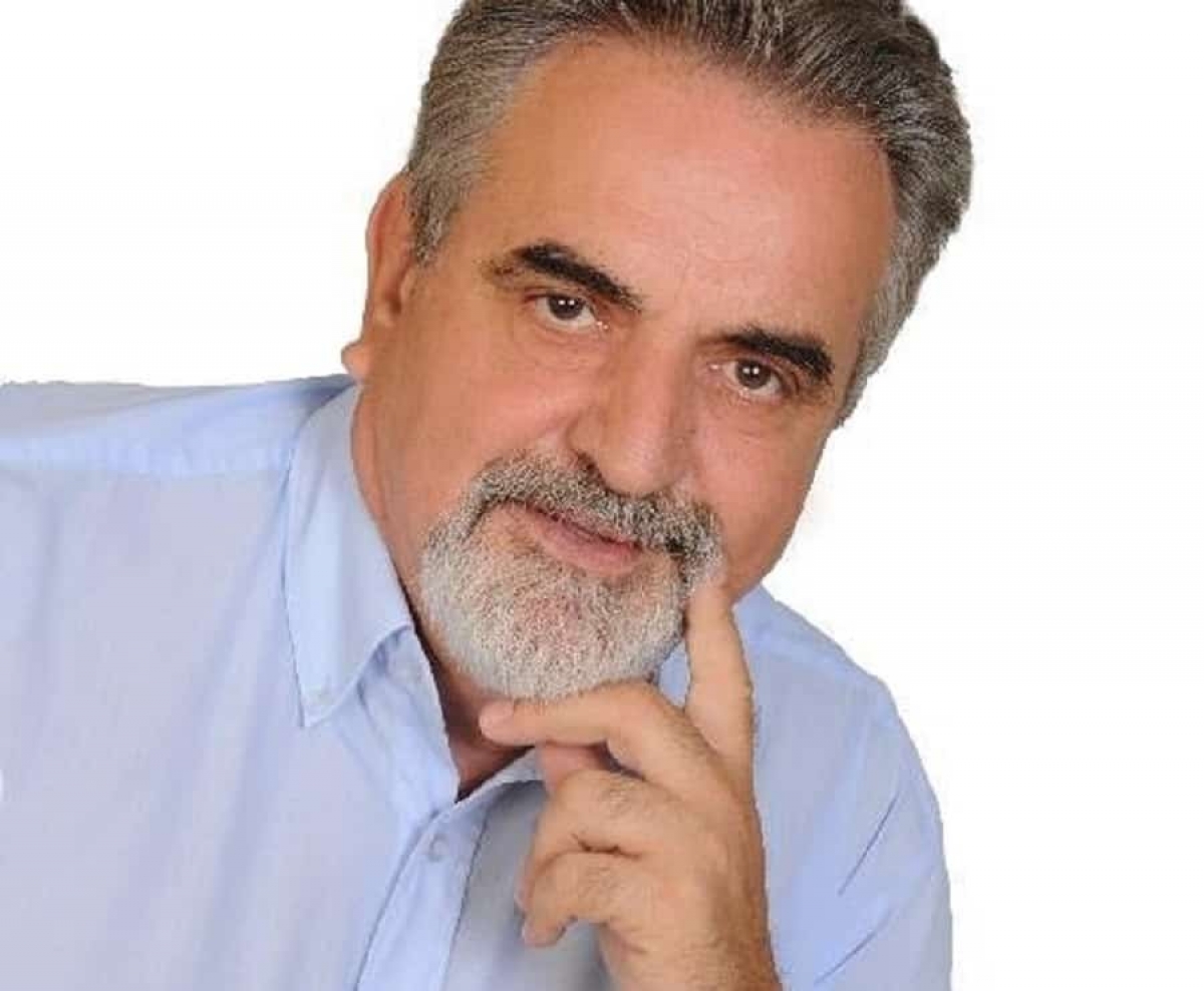 Ο γκρεμός είναι μπροστά και το ρέμα μας ακολουθεί