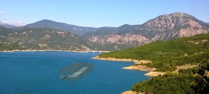 Η δοξασία για το βυθισμένο αρχαίο στάδιο του μυθικού πρώτου ιδρυτή των Ολυμπιακών αγώνων Όξυλου Αιτωλού στη Λίμνη Κρεμαστών