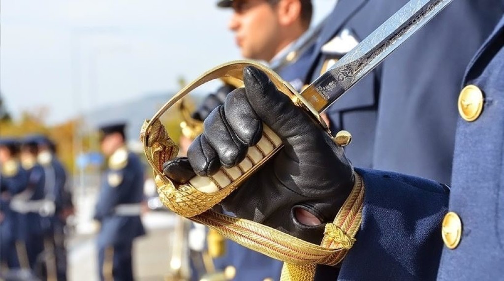 Ενστολοι: Πόσο αυξάνονται οι μισθοί τους από το 2025