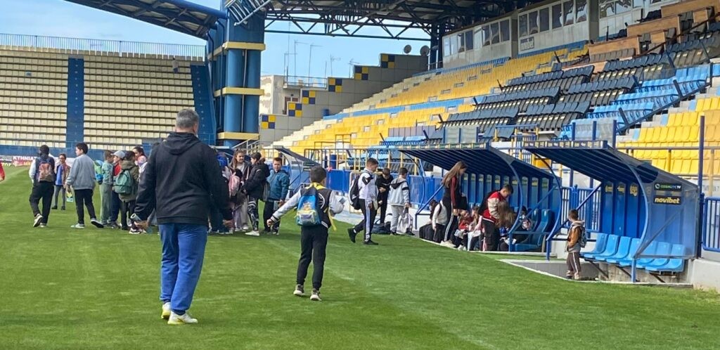 Το Δημοτικό Σχολείο Παραβόλας στο γήπεδο του Παναιτωλικού (φωτο)