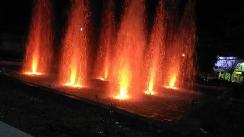 Το… πολύχρωμο συντριβάνι στην οδό Κ. Βάρναλη στο Αγρίνιο (ΦΩΤΟ+VIDEO)