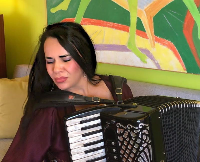 Κυριακή 26 - Απριλίου &quot;Μένουμε σπίτι&quot; με live streaming της Ζωής Τηγανούρια