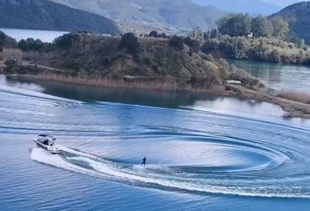 Πρωταθλήτρια του Wakeboard προπονείται στο Μπαμπαλιό