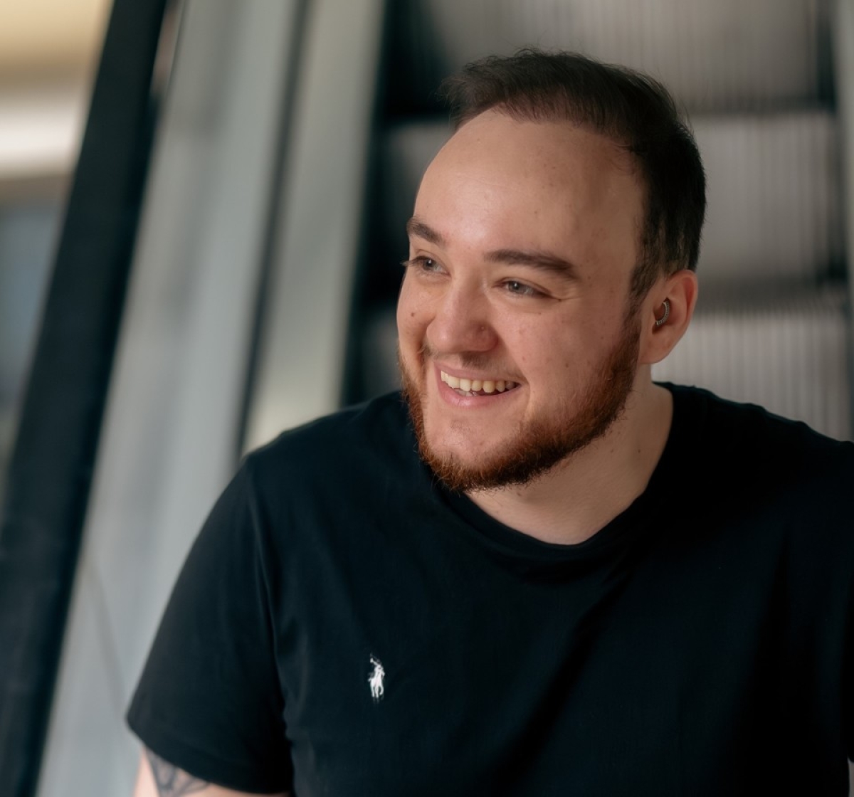 Ο Στάθης Γεωργίου μιλάει για το πρώτο του τραγούδι που &quot;χτυπάει&quot; στο σφυγμό της εποχής!